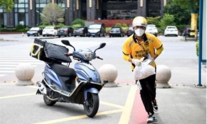 巨头亏损背景下 东方甄选或将闯入即时零售“红海”？