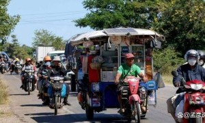 死磕柬埔寨，中企承建大桥被炸毁，泰军航母出动，拉起海上封锁线