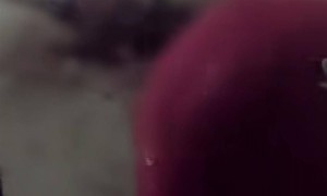 巴西男子奸杀女婴后抛尸引众怒，数十民众从警察手中抢人，当街将其围殴、烧死