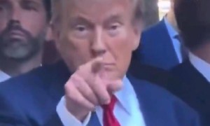 美国资深调查记者爆料：乌克兰面临政权更迭，泽连斯基或被美国流放，从“棋子”变成“弃子”