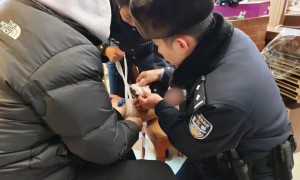 男子在哈尔滨街头冻到血管破裂，剪开裤子一瞬间血喷涌而出，民警边救助边嘱咐：你就得穿棉裤